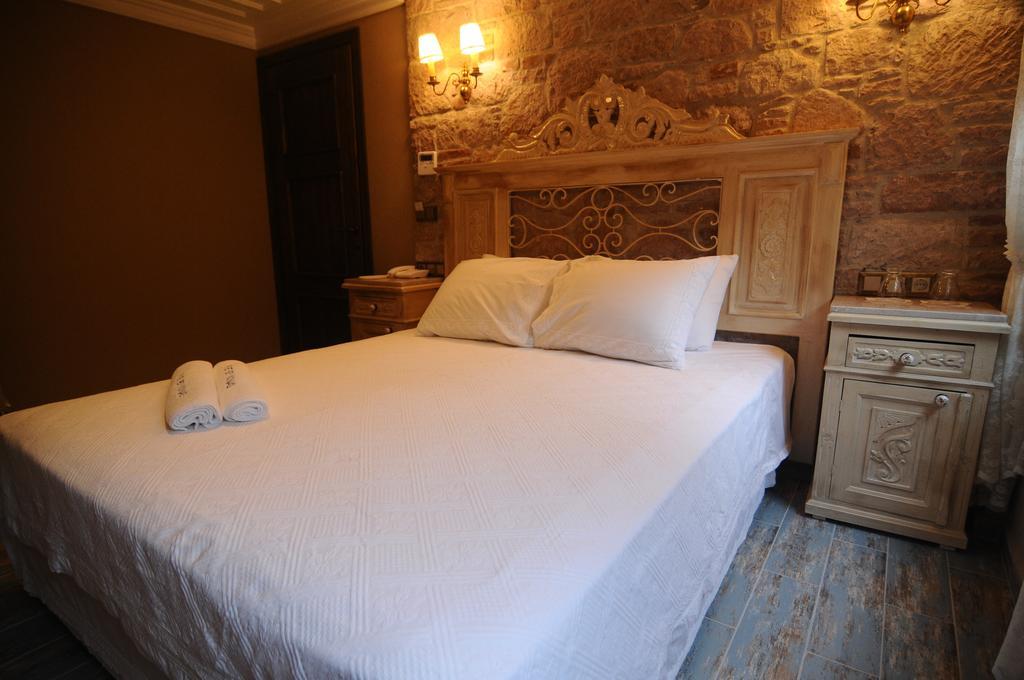 Fikretbey Konagi Hotel Ayvalik Bilik gambar
